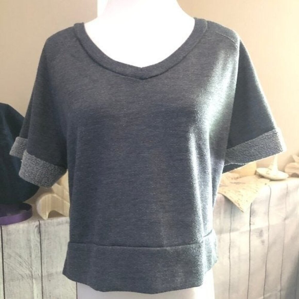 Julie's Closet sz M Short Sleeve Gray Top
